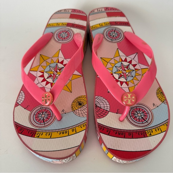 Tory Burch Printed Carved Wedge Flip-flop in Pink Paradise Constellation - Picture 2 of 11